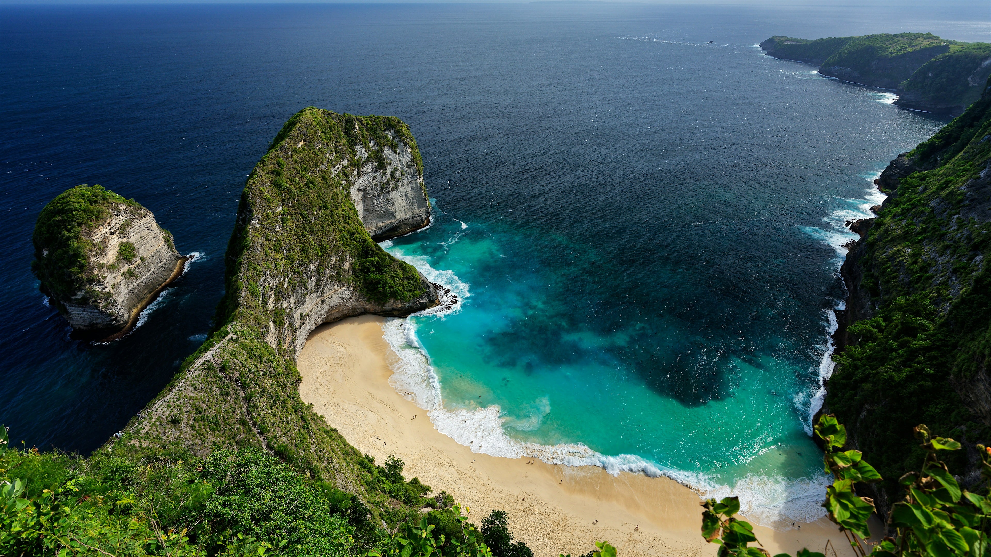 Beautiful beach scene representing the stunning backgrounds available in Chromentum - dynamic new tab extension